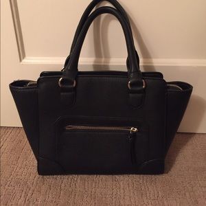 Black medium sized purse!