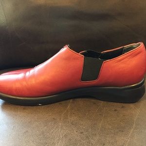 Red Munro zip shoes with 5-star comfort, 8.5