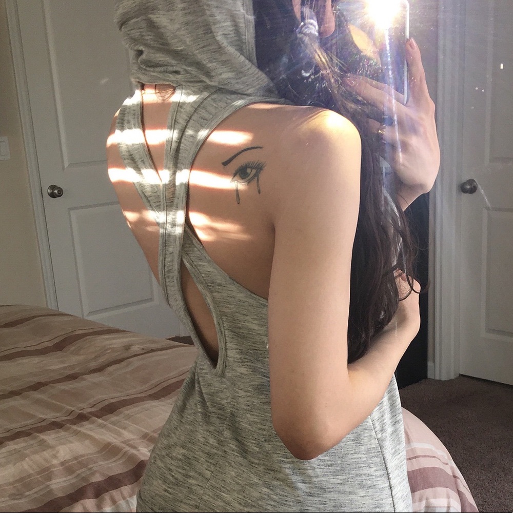 💪🏼 Athletic cross back Top w/ a hoodie 💪🏼