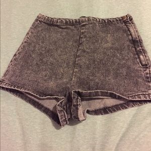 High-waisted stretchy jean shorts
