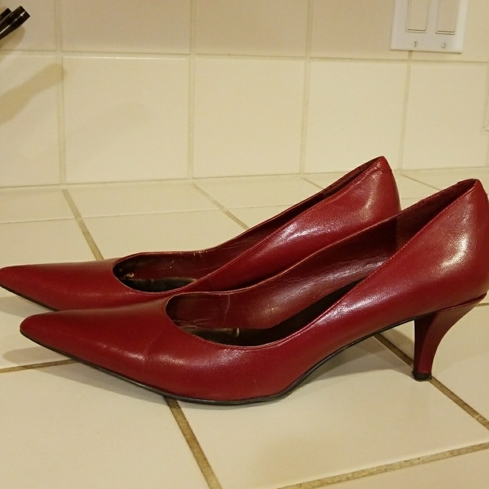 BANDOLINO DARK RED LEATHER PUMPS