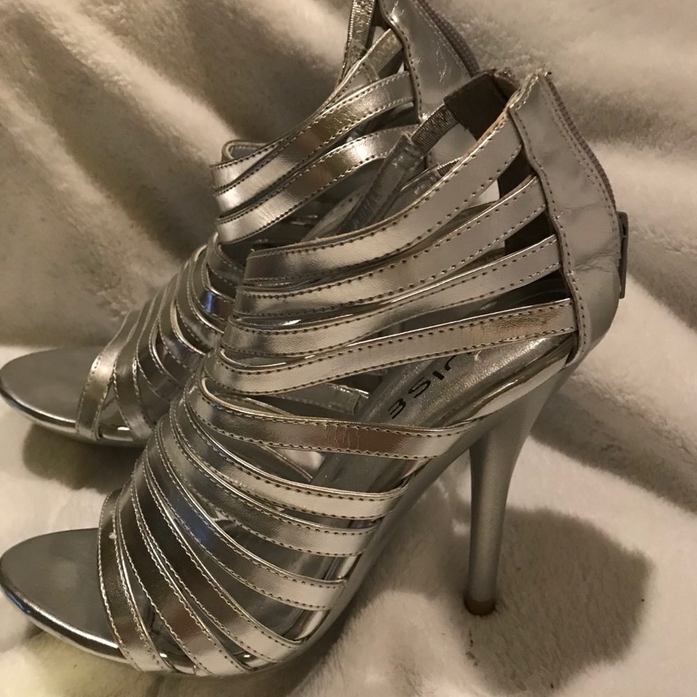 Pulse silver heels 👠 SZ 7 ** barely worn