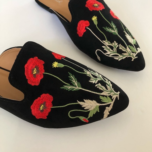 1 left!!! NWT. Black floral loafers - Picture 3 of 4