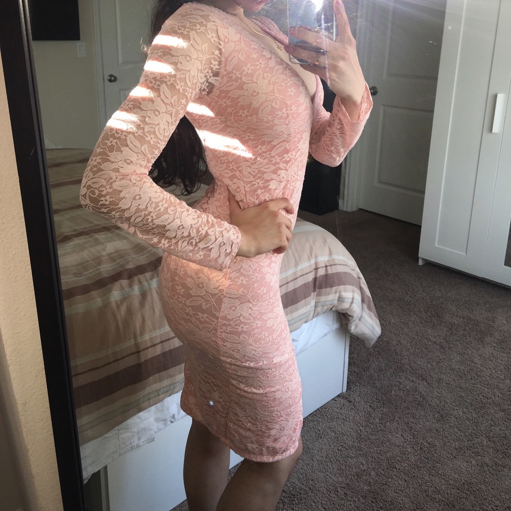 Pale pink midi dress with low V 💍