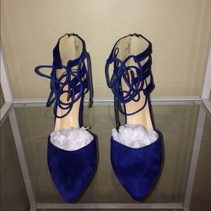 Sexy royal blue heels 👀