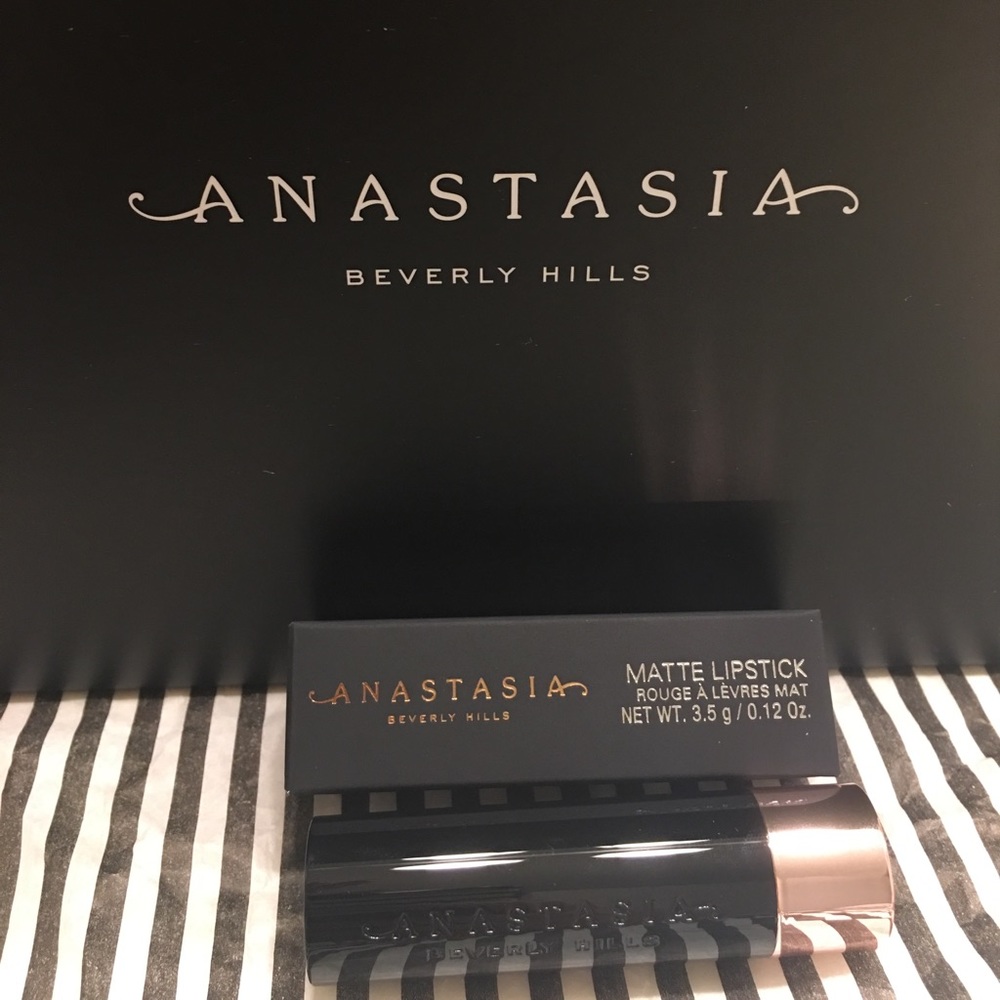 💄 ABH Matte Lipstick in Peachy 💄