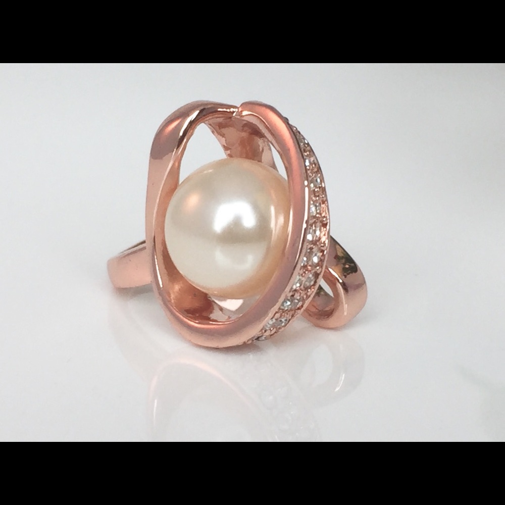 Rose Gold Plated Lady Ring With Imitation Pearl.