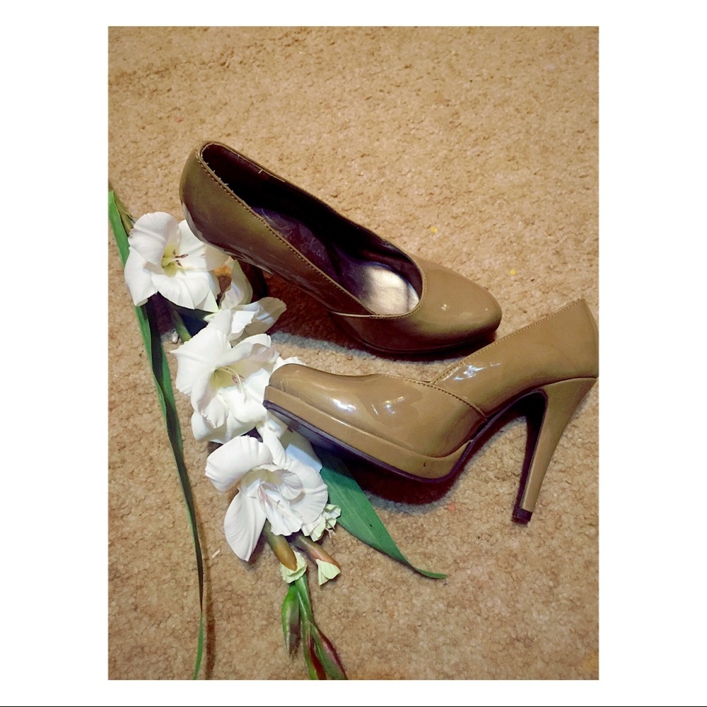 🌿{5 for $25}  Romantic Soles Platform Pumps