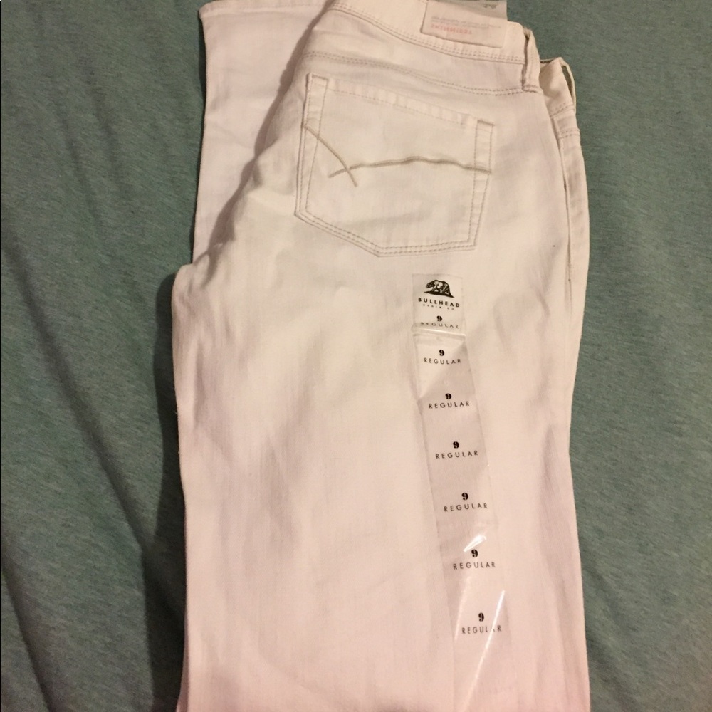 White skinny jeans. Brand new. Size 9!