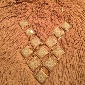 Color: gold sparkling necklace