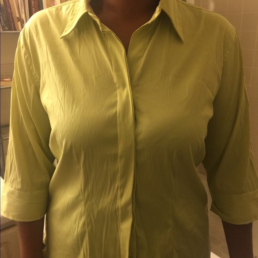 Quarter sleeve button down top,has lots of stretch