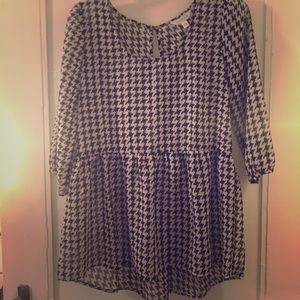 Charming Charlie Houndstooth Top. Small.