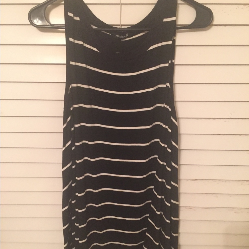 ☘Black and white striped tank☘