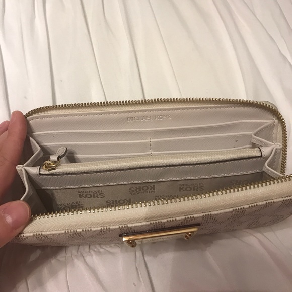 Authentic Michael Kors tote and wallet - Picture 2 of 3