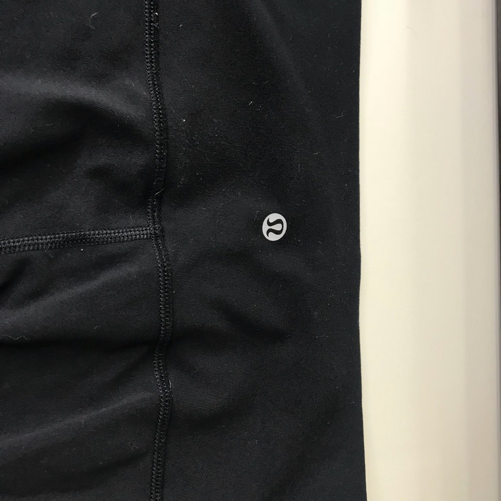 Black cropped lululemon leggings in black
