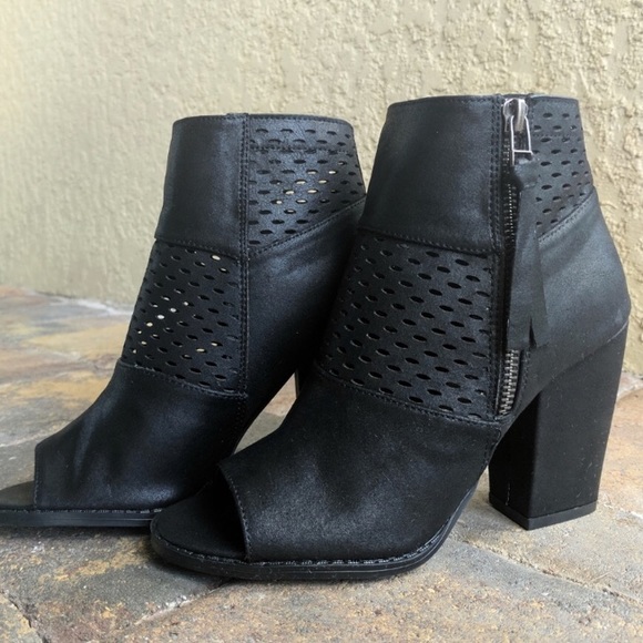 Last 1! Sz 9 💕 HP 1/26 💕Black Peep-Toe Booties - Picture 3 of 5