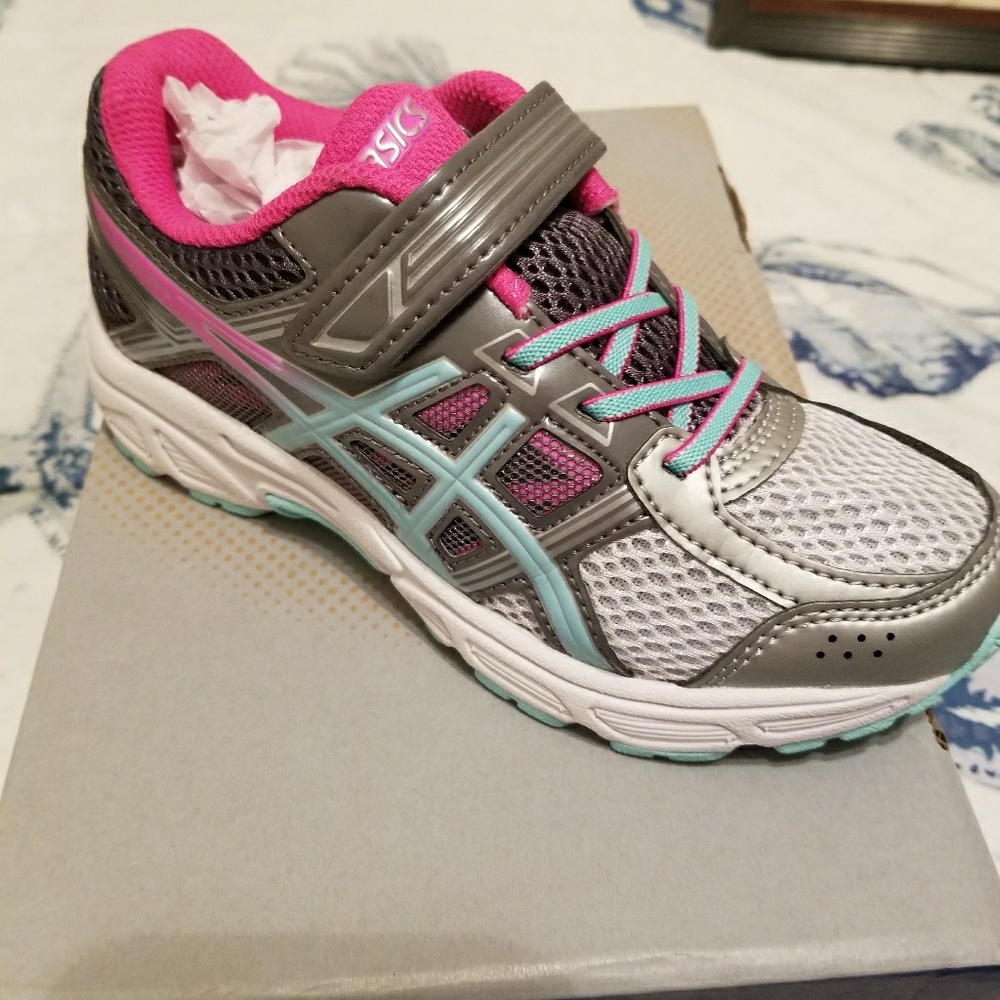 Asics girls shoes. Like New.