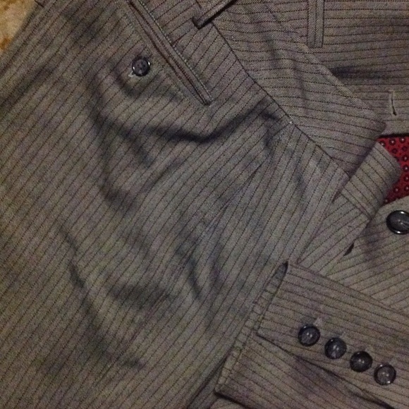 Stunning lady's gray suit - Picture 2 of 3