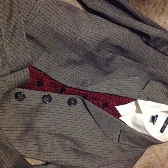 Stunning lady's gray suit - Picture 3 of 3