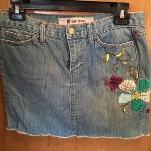 💐Sale! Gap jean embroidered mini skirt size 6