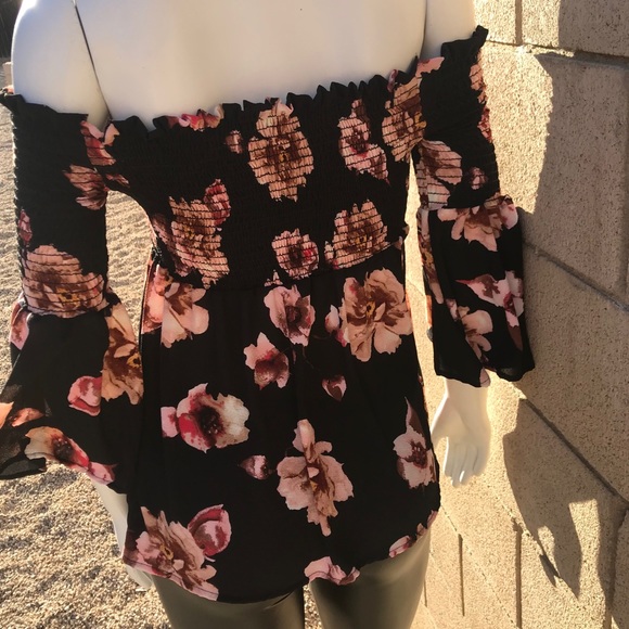 5 ⭐️ Flower Power - Smocked Top Blouse - Picture 6 of 8