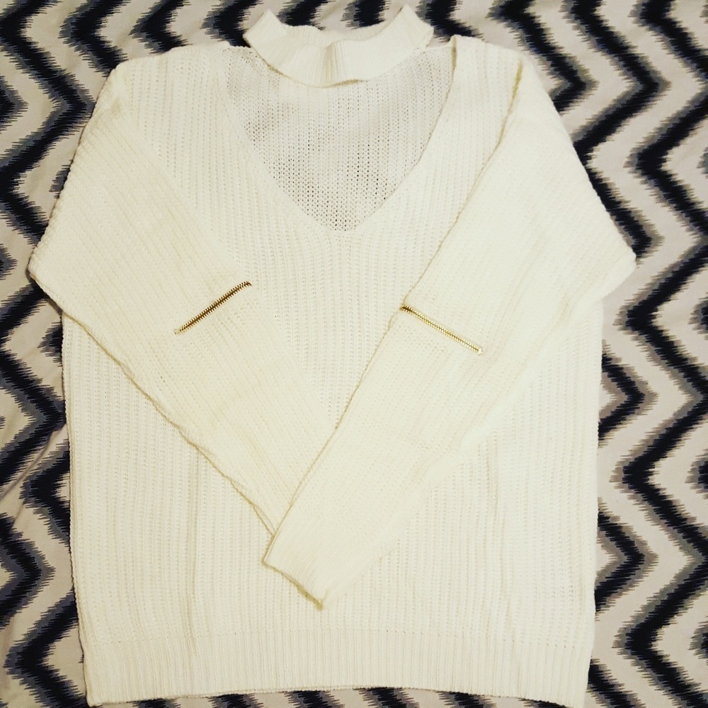 V-neck sweater with neck choker.