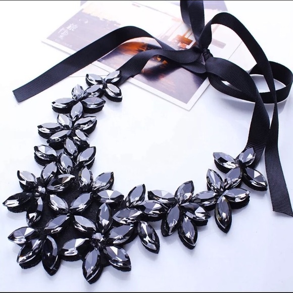 Jewelry - 🆕 Flower Ribbon Necklace