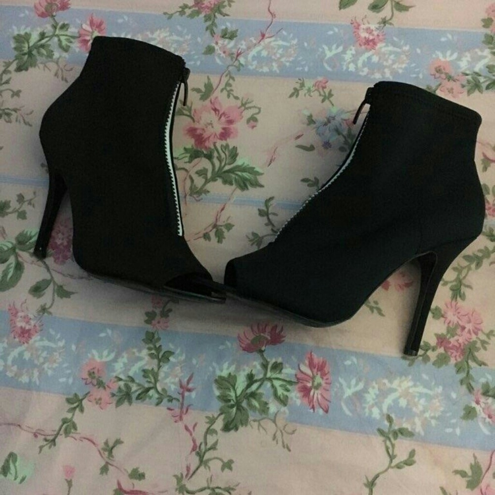 Black n white heel boot