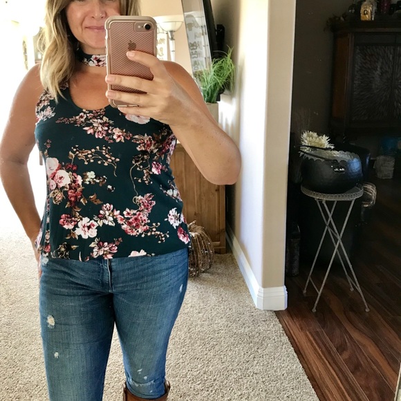 Flower choker tank top. Rayon material, super soft - Picture 3 of 3