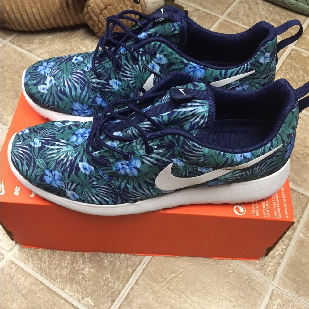 Men’s Size 9.5 Roshe Run Print Nike