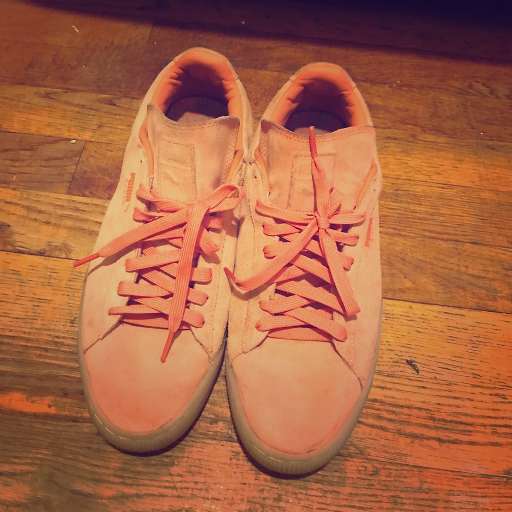 Suede pumas