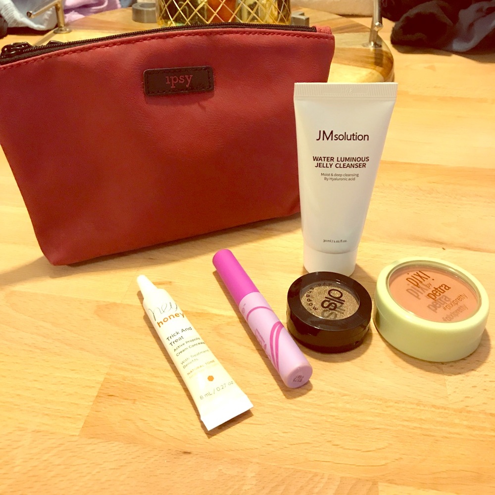 🆕Cute make up bag and assorted make up!!!