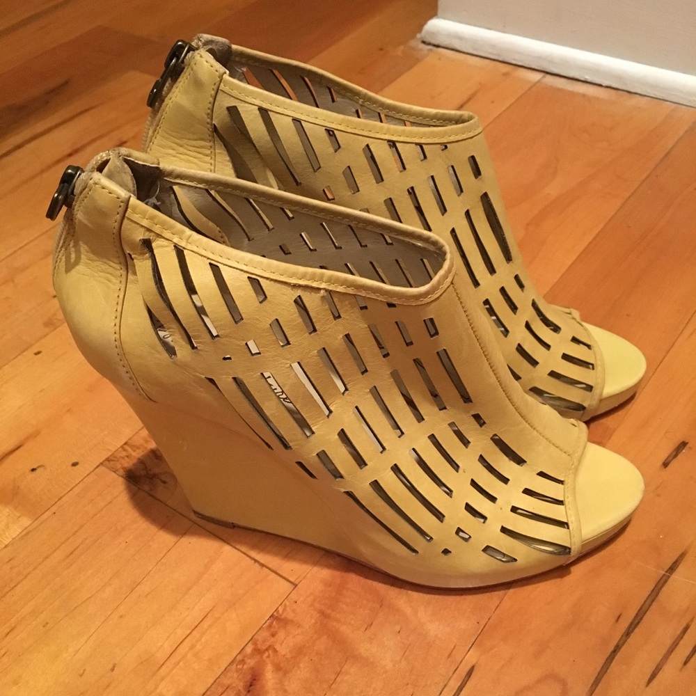 Pour La Victoire Wedges