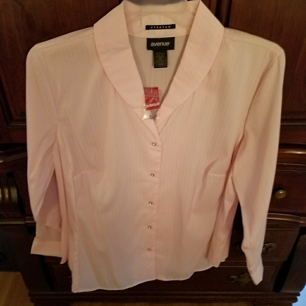 Fitted, long sleeved pink shirt