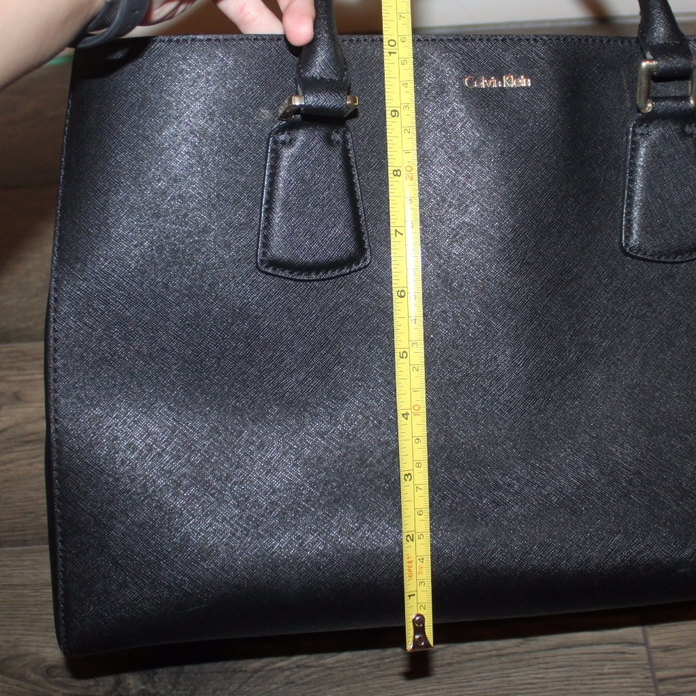 👜 Calvin Klein Leather Handbag 👜 - Picture 4 of 8