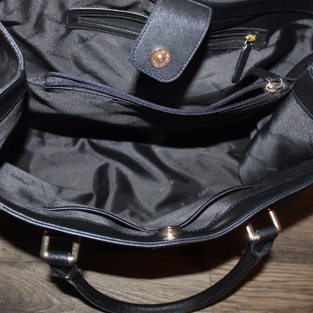 👜 Calvin Klein Leather Handbag 👜 - Picture 5 of 8