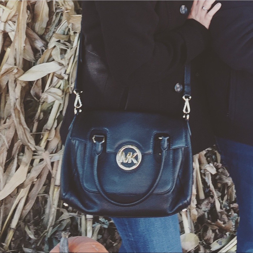 ✨Michael Kors leather cross body purse✨