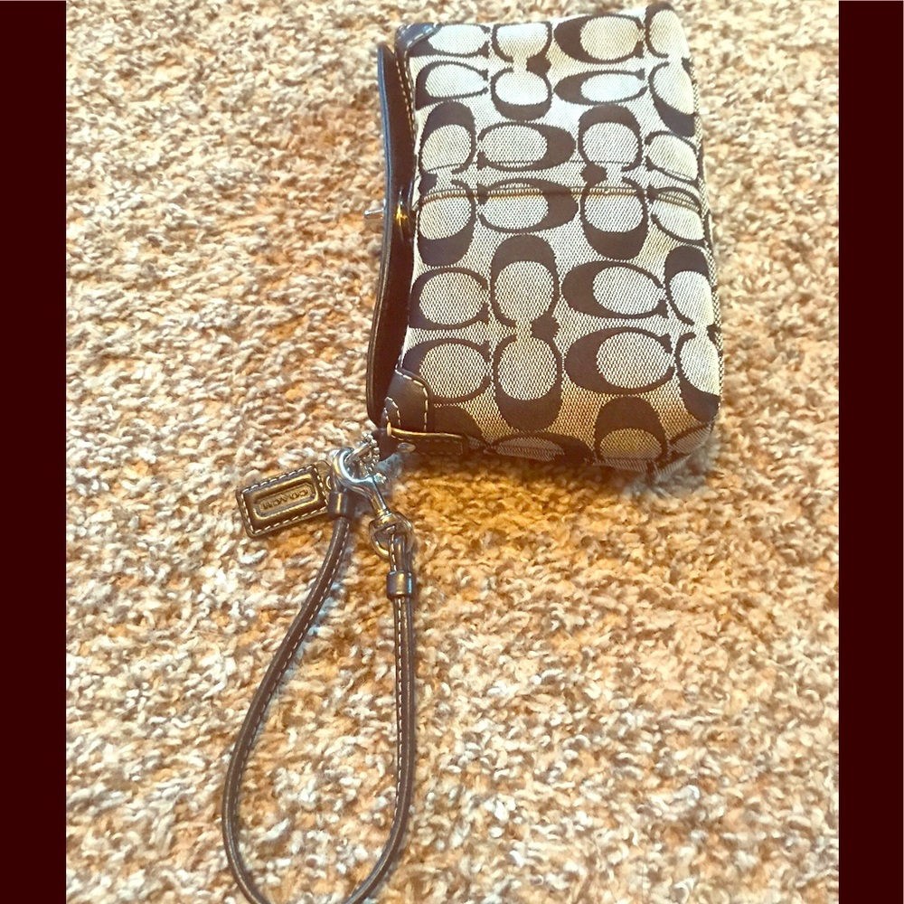 🌷COACH Wristlet 🌷