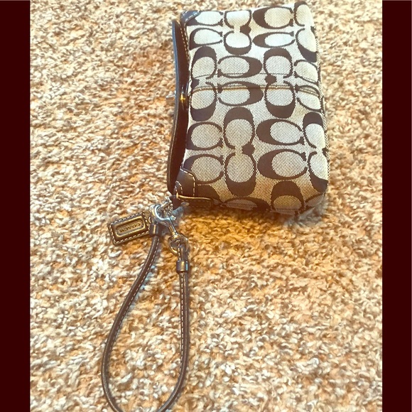 Coach Handbags - 🌷COACH Wristlet 🌷