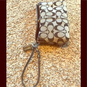 🌷COACH Wristlet 🌷