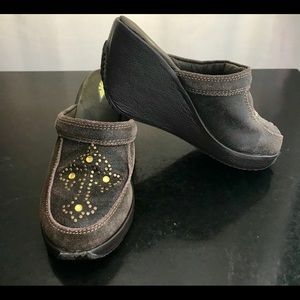 Volatile Brown Clogs sz 6