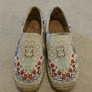 Gianni Bini floral canvas shoe
