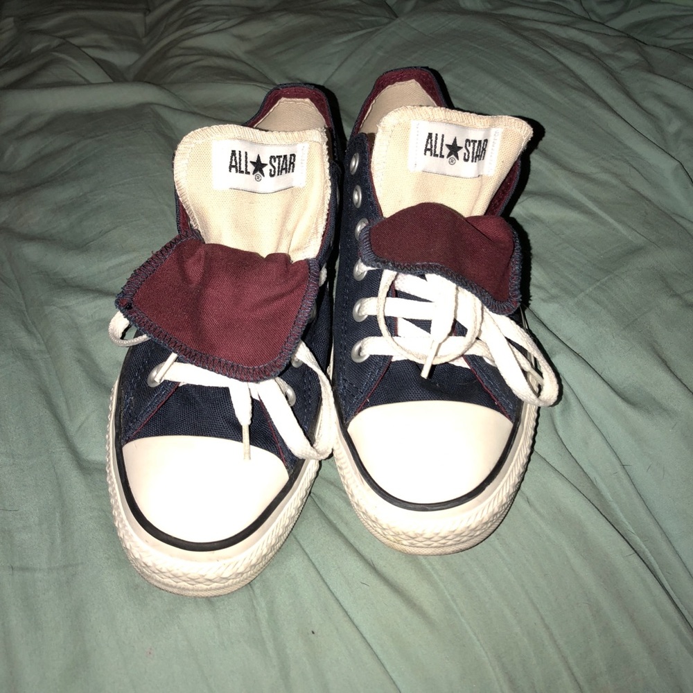 Navy blue low top converse all stars