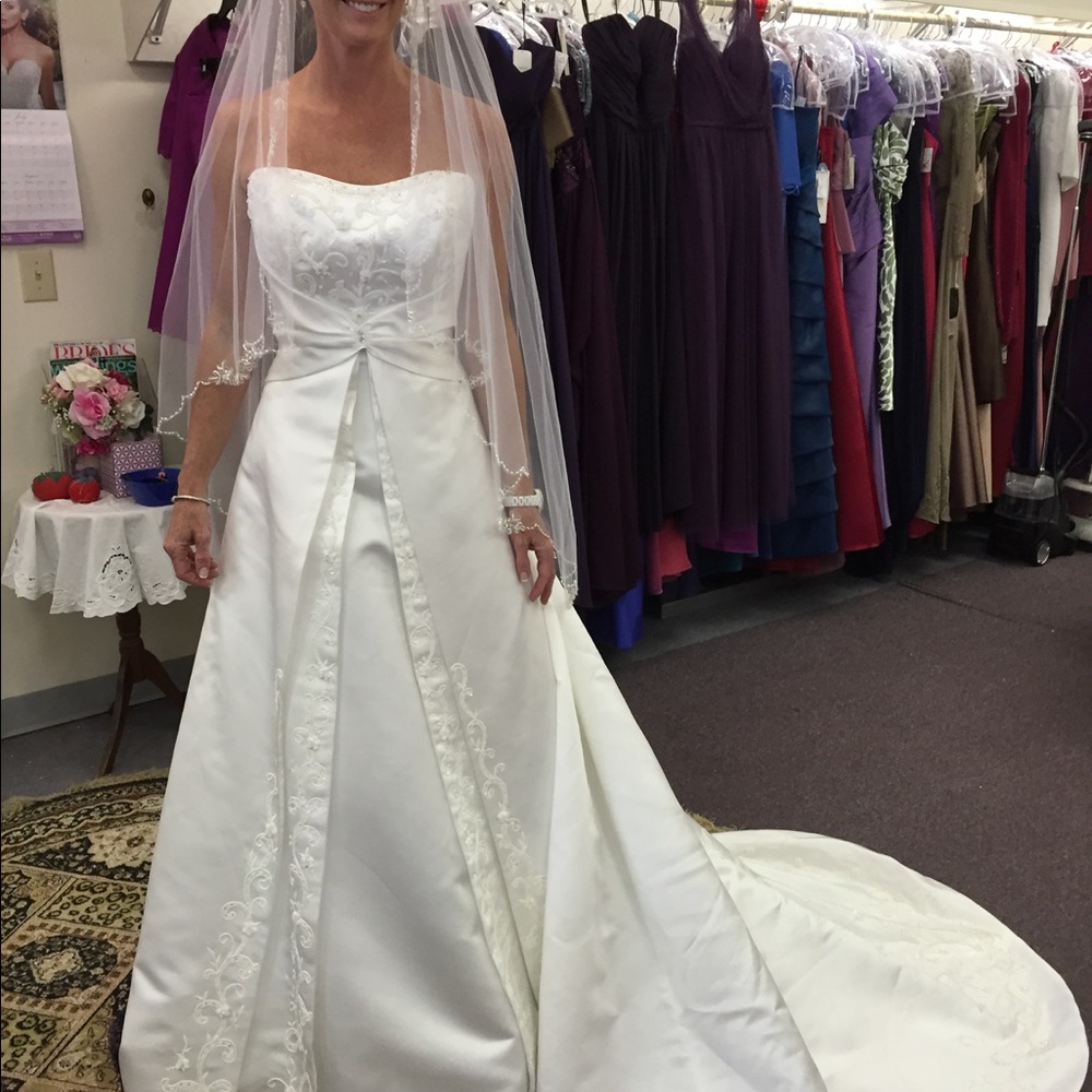 Princess / wedding dress - adjustable lace up back