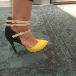 Black yellow nude pumps