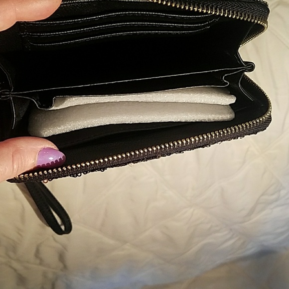 Bronze and black sequence wristlet - Picture 3 of 3