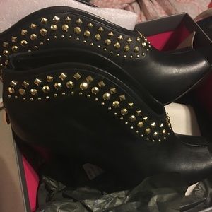 Vince Camuto Vo-Amy soft leather bootie.