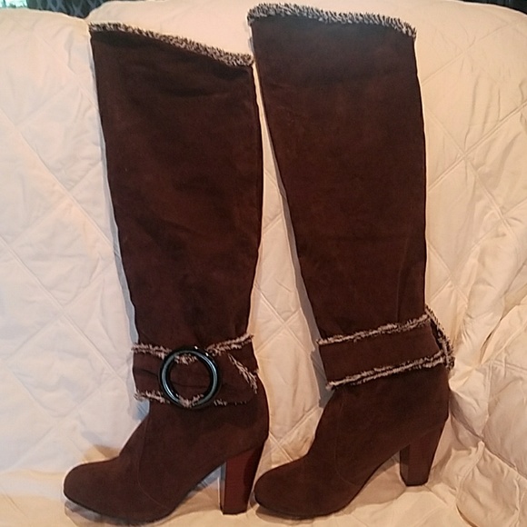 Adorable chocolate brown w/fold black&white - Picture 4 of 4