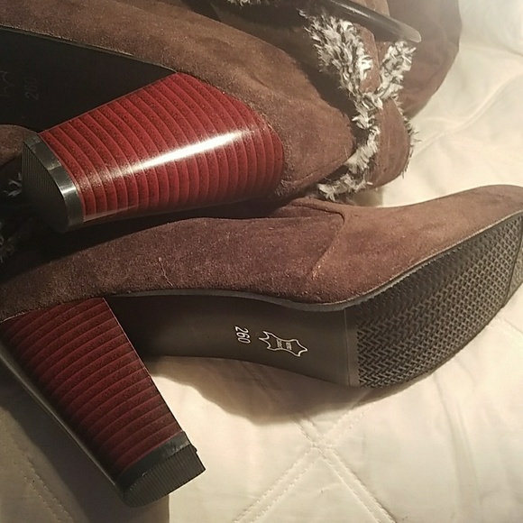 Adorable chocolate brown w/fold black&white - Picture 3 of 4