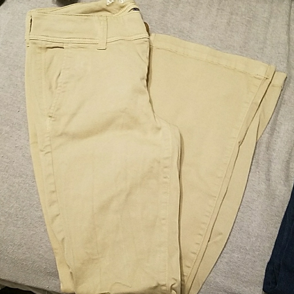 NWOT  AE kick boot size 4 short khakis